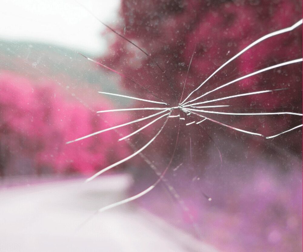 Imagem de um para-brisa trincado ilustrando o conteúdo que explica sobre a multa de trincado no parabrisa.