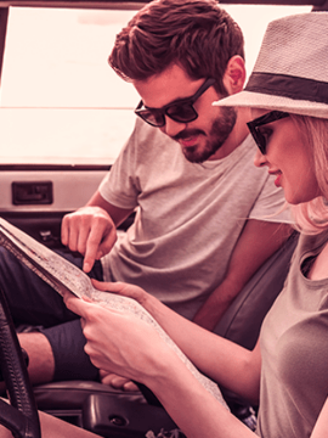 pessoas viajando de carro