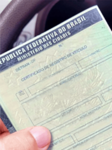 Multa por conduzir veículo registrado que não esteja licenciado