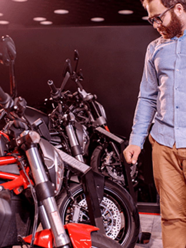 pessoa comprando uma moto