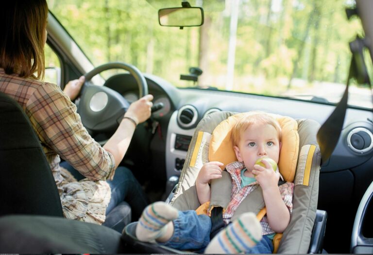 mag kinderstoel voorin auto