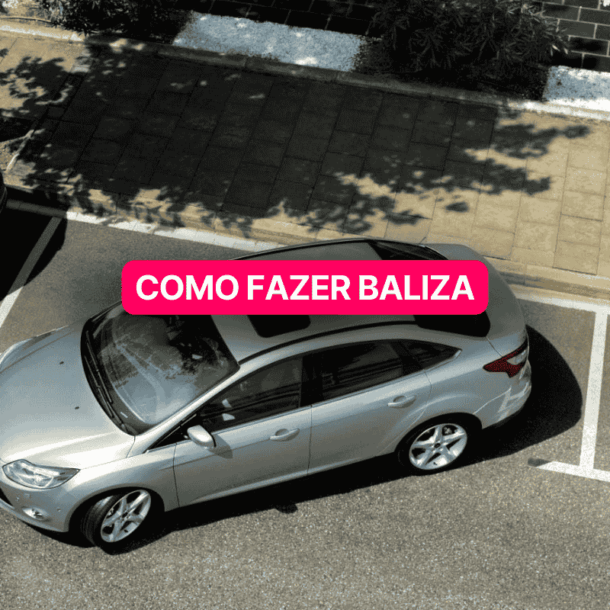 Carro prateado executando manobra de baliza entre dois veículos estacionados em uma rua urbana, com a legenda “Como fazer baliza” sobreposta em destaque rosa no centro da imagem.