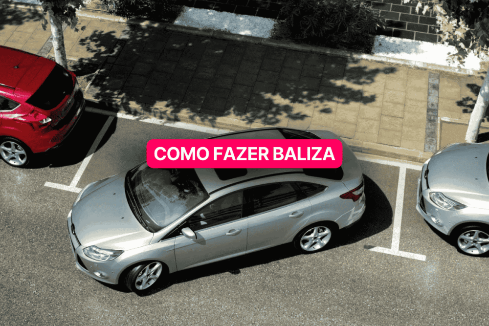 Carro prateado executando manobra de baliza entre dois veículos estacionados em uma rua urbana, com a legenda “Como fazer baliza” sobreposta em destaque rosa no centro da imagem.