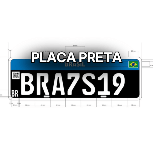 Ilustração técnica da placa preta do padrão Mercosul brasileiro, com fundo preto, caracteres brancos e detalhes de medidas em milímetros, usada para veículos de coleção.