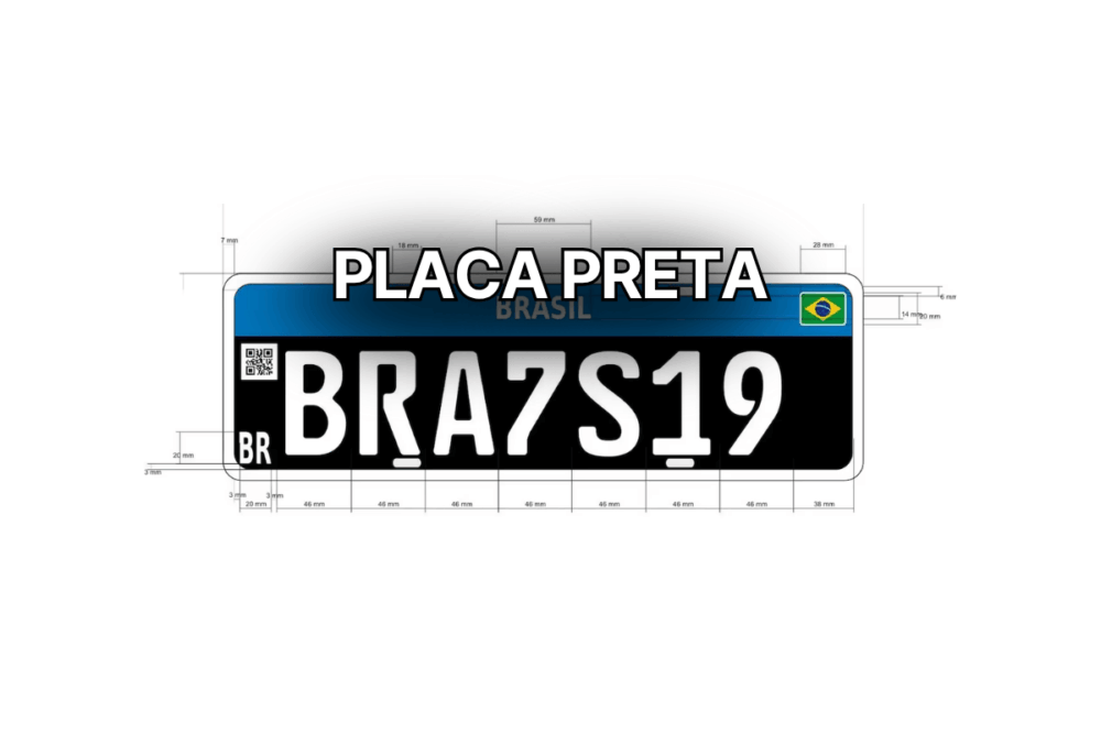 Ilustração técnica da placa preta do padrão Mercosul brasileiro, com fundo preto, caracteres brancos e detalhes de medidas em milímetros, usada para veículos de coleção.