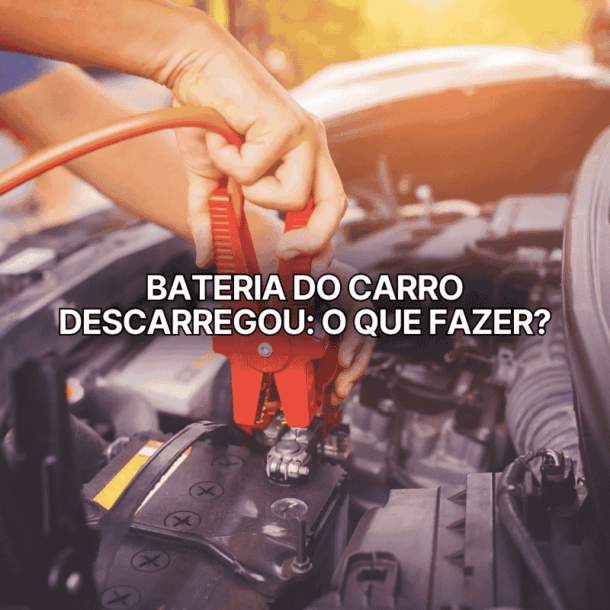 Mão conectando cabo de chupeta na bateria de um carro, com o texto central “bateria do carro descarregou: o que fazer?” destacando solução para o problema.