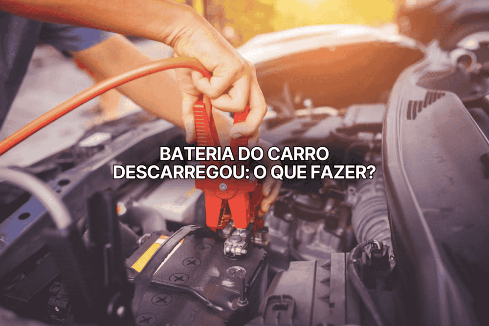 Mão conectando cabo de chupeta na bateria de um carro, com o texto central “bateria do carro descarregou: o que fazer?” destacando solução para o problema.
