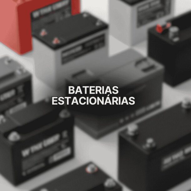 Imagem mostrando várias baterias estacionárias de diferentes tamanhos e cores, incluindo modelos pretos e vermelhos, organizadas em superfície branca, representando opções modernas de baterias estacionárias para diversos usos.