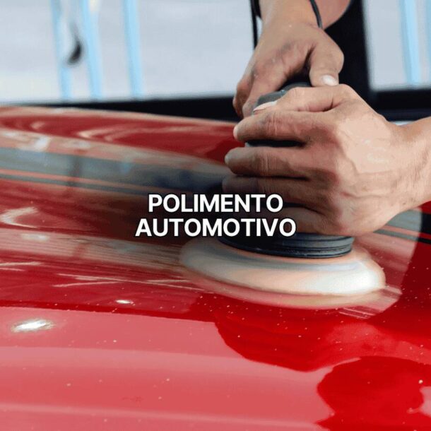 Mãos utilizando politriz elétrica sobre capô vermelho com faixas pretas durante serviço de polimento automotivo para restaurar o brilho da pintura do carro.