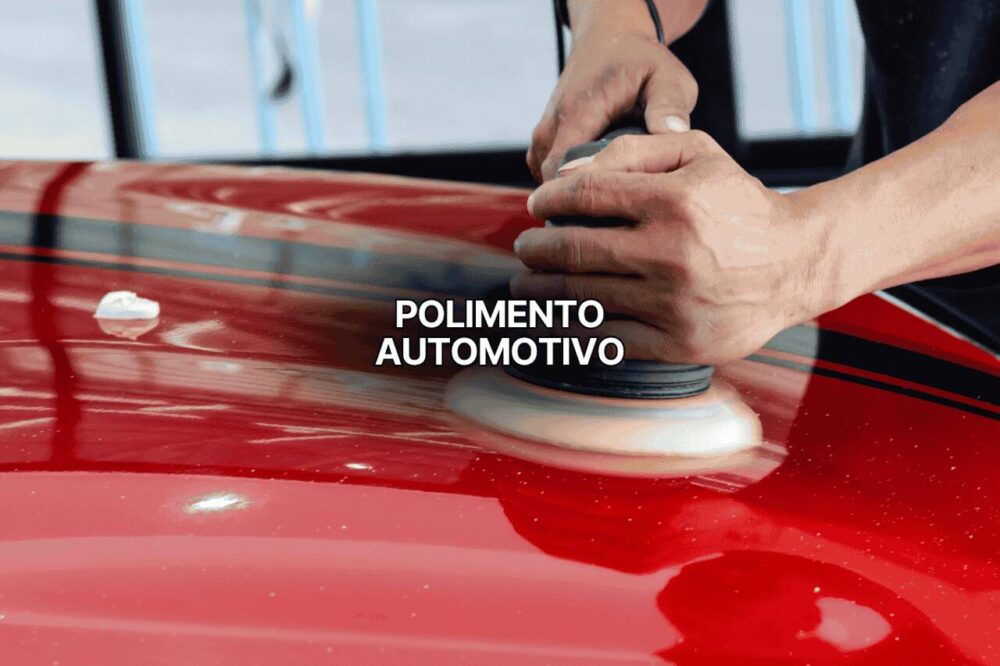 Mãos utilizando politriz elétrica sobre capô vermelho com faixas pretas durante serviço de polimento automotivo para restaurar o brilho da pintura do carro.