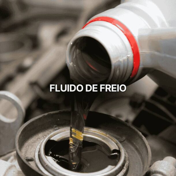 Pessoa despejando fluido de freio escuro em reservatório de carro com motor exposto, usando frasco cinza com faixa vermelha. Imagem ilustra manutenção automotiva e reposição de fluido de freio essencial para segurança veicular.