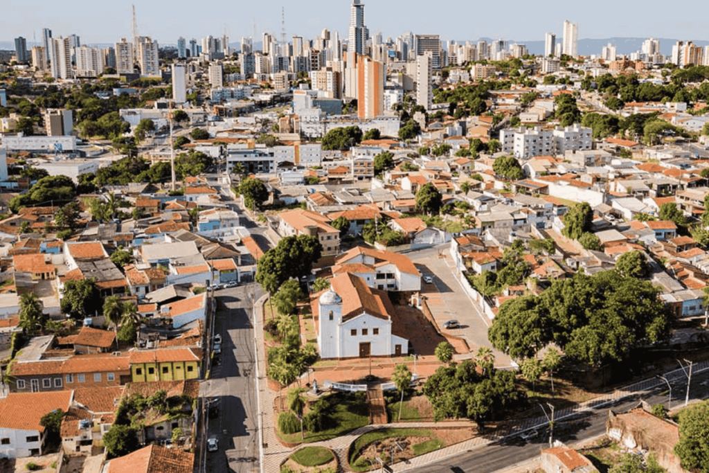Vista da cidade de Cuiabá com avenidas, ruas e bairros em evidências.