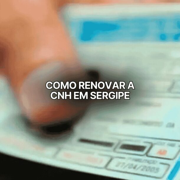 Pessoa segurando a CNH com foco no documento e texto sobre como renovar CNH em Sergipe.