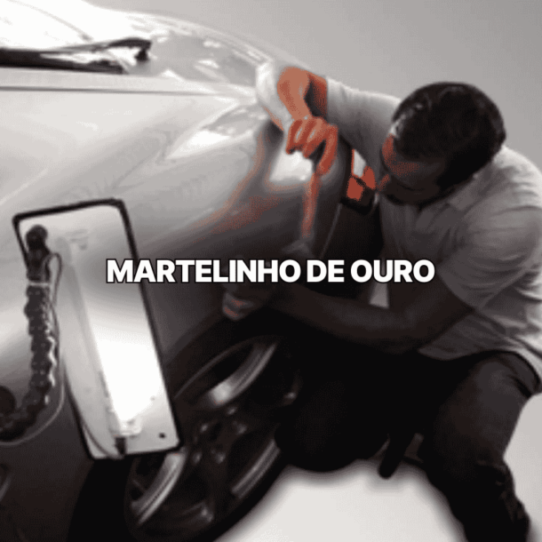 Profissional de martelinho de ouro realizando reparo de amassado na lataria prateada de um carro esportivo, utilizando ferramentas especializadas para preservar pintura original.