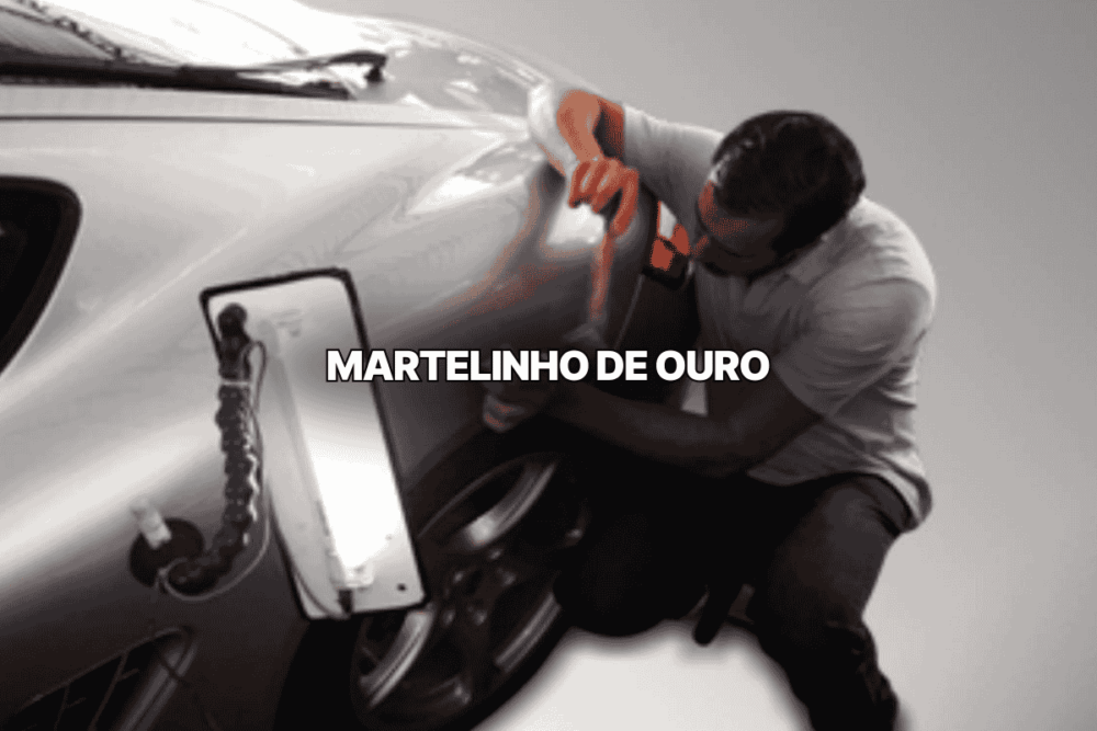 Profissional de martelinho de ouro realizando reparo de amassado na lataria prateada de um carro esportivo, utilizando ferramentas especializadas para preservar pintura original.