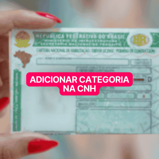 Pessoa segurando uma Carteira Nacional de Habilitação com destaque para o texto “adicionar categoria na CNH” em fundo desfocado, simbolizando processo de atualização do documento.