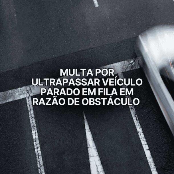 Imagem aérea mostra carro branco ultrapassando veículo parado em faixa de trânsito com linhas brancas, ilustrando infração que gera multa por ultrapassar veículo parado em fila em razão de obstáculo.
