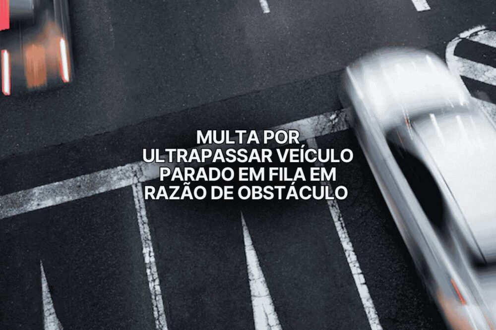 Imagem aérea mostra carro branco ultrapassando veículo parado em faixa de trânsito com linhas brancas, ilustrando infração que gera multa por ultrapassar veículo parado em fila em razão de obstáculo.