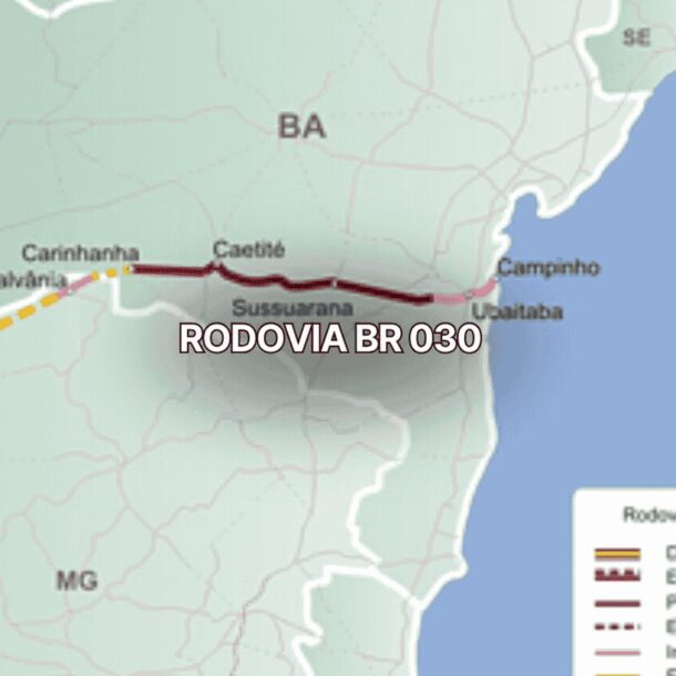 Mapa mostrando o traçado da Rodovia BR 030 passando pelos estados da Bahia e Minas Gerais, com destaque para trechos pavimentados, em duplicação e áreas costeiras, evidenciando a extensão da Rodovia BR 030.