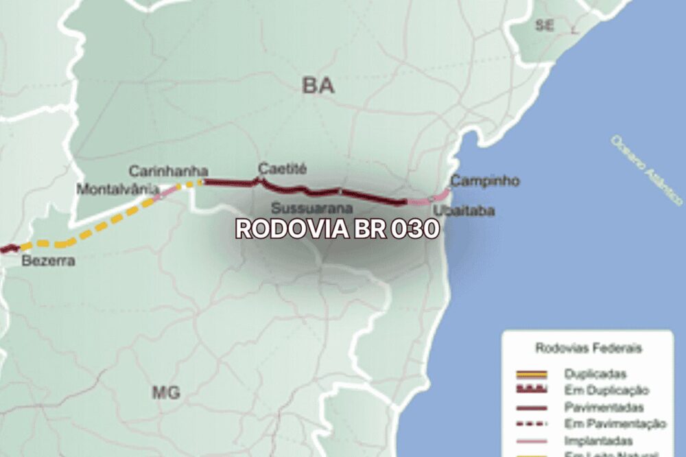 Mapa mostrando o traçado da Rodovia BR 030 passando pelos estados da Bahia e Minas Gerais, com destaque para trechos pavimentados, em duplicação e áreas costeiras, evidenciando a extensão da Rodovia BR 030.