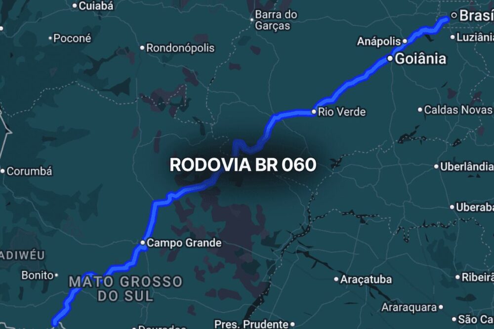 Mapa noturno destacando o trajeto principal da BR 060 no Brasil, com linhas azuis indicando a rodovia que conecta Brasília a Goiânia e outras regiões, incluindo interseções importantes com vias federais e estaduais.