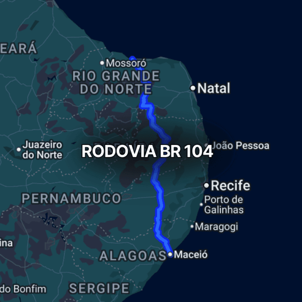Mapa noturno destacando o trajeto da BR 104 no Nordeste do Brasil, com linha azul ligando cidades de Pernambuco, Paraíba e Alagoas, incluindo interseções com outras rodovias federais ao longo do percurso.