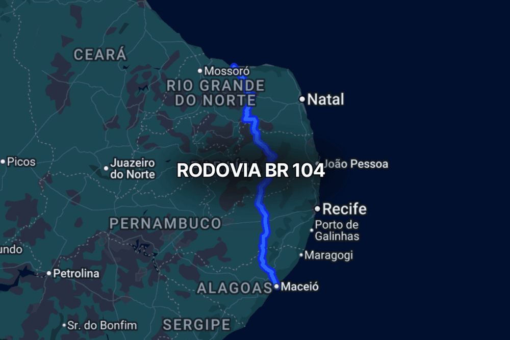 Mapa noturno destacando o trajeto da BR 104 no Nordeste do Brasil, com linha azul ligando cidades de Pernambuco, Paraíba e Alagoas, incluindo interseções com outras rodovias federais ao longo do percurso.