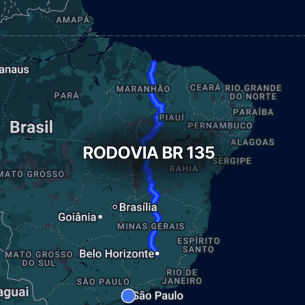 Mapa do Brasil destacando a br 135 em azul, ligando Minas Gerais ao Maranhão, passando por estados como Bahia e Piauí, evidenciando sua relevância como importante rota de integração logística nacional.
