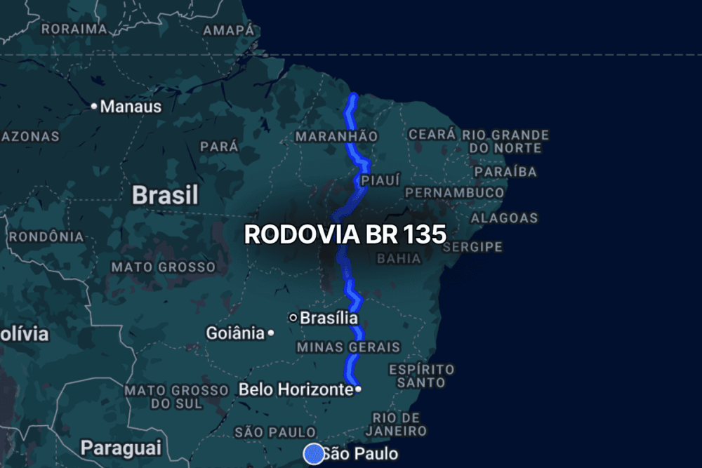 Mapa do Brasil destacando a br 135 em azul, ligando Minas Gerais ao Maranhão, passando por estados como Bahia e Piauí, evidenciando sua relevância como importante rota de integração logística nacional.