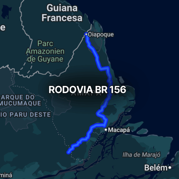 Mapa noturno mostrando o percurso da BR 156 no estado do Amapá, Brasil, com linhas azuis que conectam Macapá a Oiapoque, destacando trechos pavimentados e áreas de floresta ao longo da rodovia.