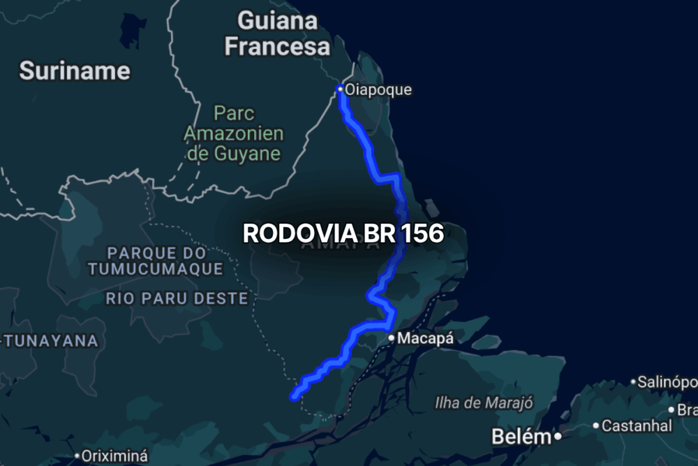 Mapa noturno mostrando o percurso da BR 156 no estado do Amapá, Brasil, com linhas azuis que conectam Macapá a Oiapoque, destacando trechos pavimentados e áreas de floresta ao longo da rodovia.