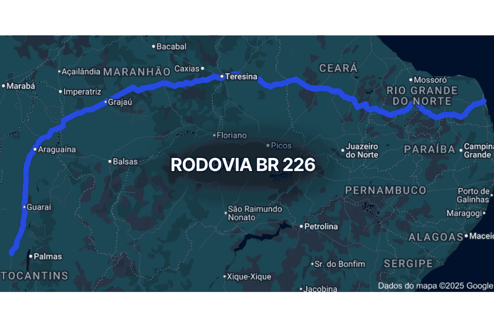 Mapa noturno mostrando o trajeto da BR 226 no Brasil, com linha azul destacando a rodovia que liga Natal, no Rio Grande do Norte, até o estado do Tocantins, passando por cidades do Nordeste e Centro-Oeste.