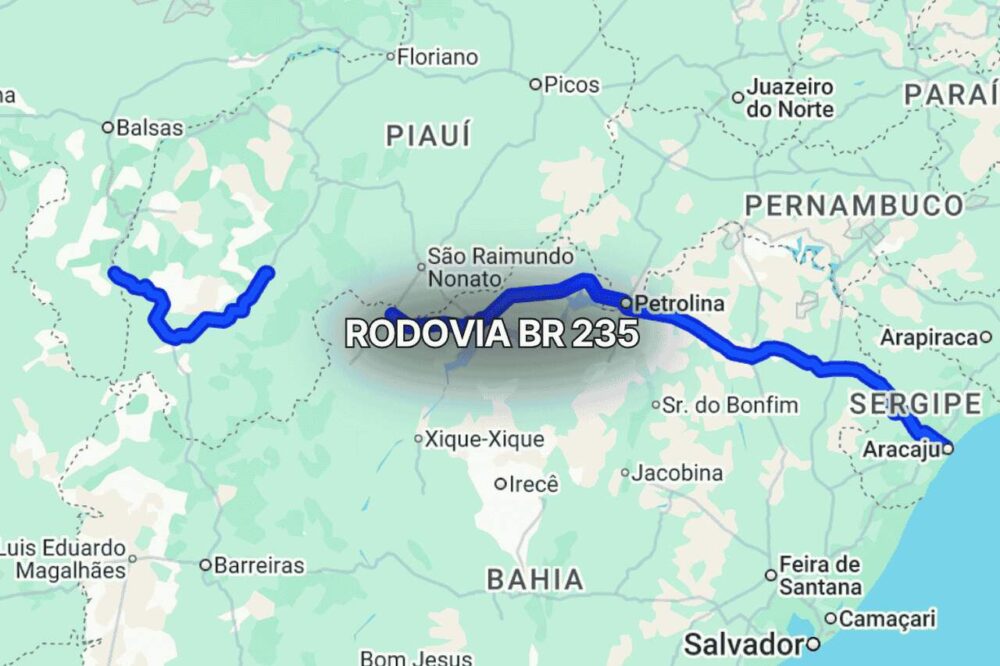Mapa claro mostrando a BR 235 no Brasil, com linha azul destacando a rodovia que liga Aracaju a regiões do Norte, atravessando áreas rurais e interseções com estradas menores em fundo bege e verde.