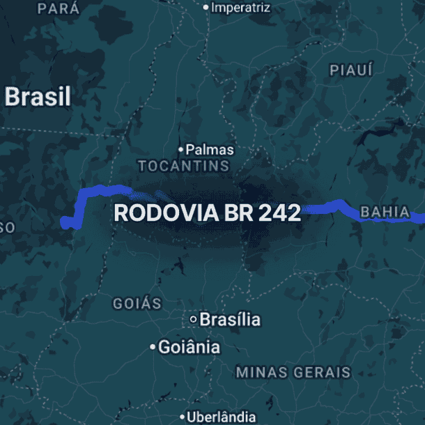 Mapa do Brasil central destacando a br 242 em azul, conectando Salvador na Bahia ao Mato Grosso, passando por Tocantins e oeste da Bahia, evidenciando seu trajeto estratégico para escoamento agrícola e transporte nacional.