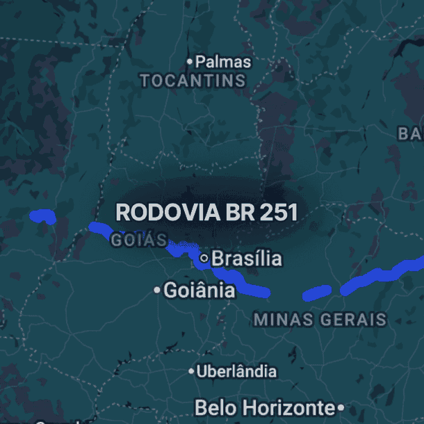 Mapa noturno exibindo o trajeto da BR 251 no Brasil, com linhas azuis destacando conexões rodoviárias importantes, interseções com outras vias federais e passagem por regiões estratégicas de transporte de carga e passageiros.