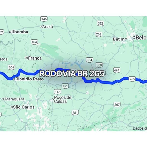 Mapa claro mostrando o trajeto da BR 265 no Brasil, com linha azul destacando a rodovia que atravessa Minas Gerais e parte do estado de São Paulo, conectando cidades do interior e áreas rurais ao longo do percurso.