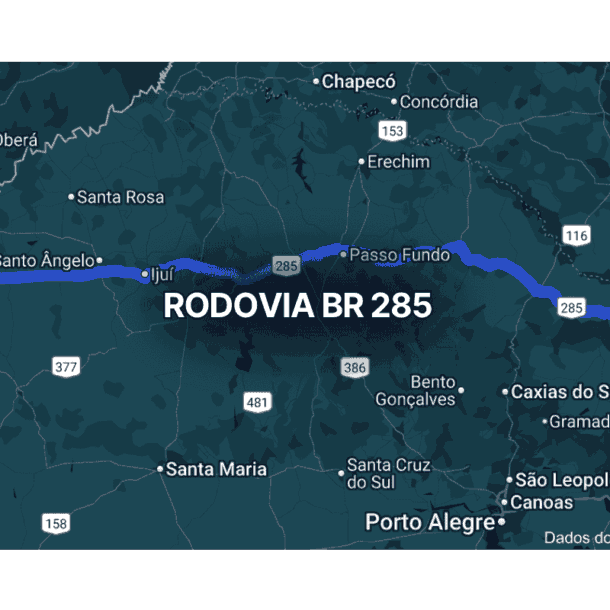 Mapa noturno mostrando o trajeto da BR 285 no Rio Grande do Sul, Brasil, com linha azul conectando São Borja a Passo Fundo, passando por cidades como Ijuí e Vacaria, importante rota de transporte regional.