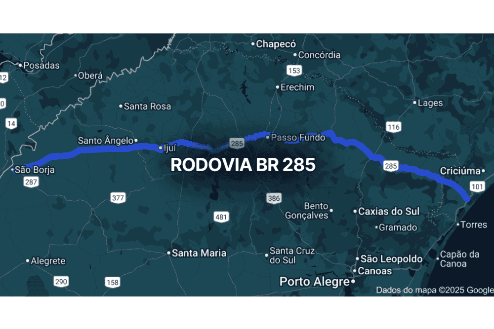 Mapa noturno mostrando o trajeto da BR 285 no Rio Grande do Sul, Brasil, com linha azul conectando São Borja a Passo Fundo, passando por cidades como Ijuí e Vacaria, importante rota de transporte regional.