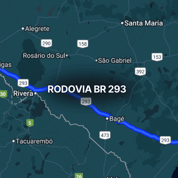 Mapa noturno exibindo o trajeto da BR 293 no Rio Grande do Sul, Brasil, com linha azul conectando Pelotas a Quaraí, passando por cidades como Bagé e Santana do Livramento ao longo da fronteira com o Uruguai.