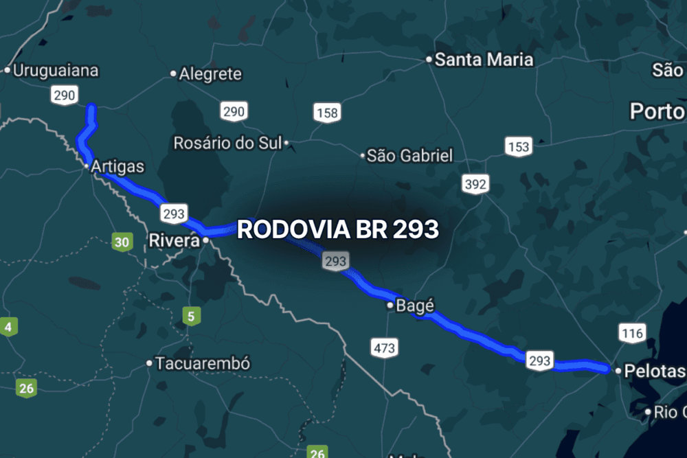 Mapa noturno exibindo o trajeto da BR 293 no Rio Grande do Sul, Brasil, com linha azul conectando Pelotas a Quaraí, passando por cidades como Bagé e Santana do Livramento ao longo da fronteira com o Uruguai.