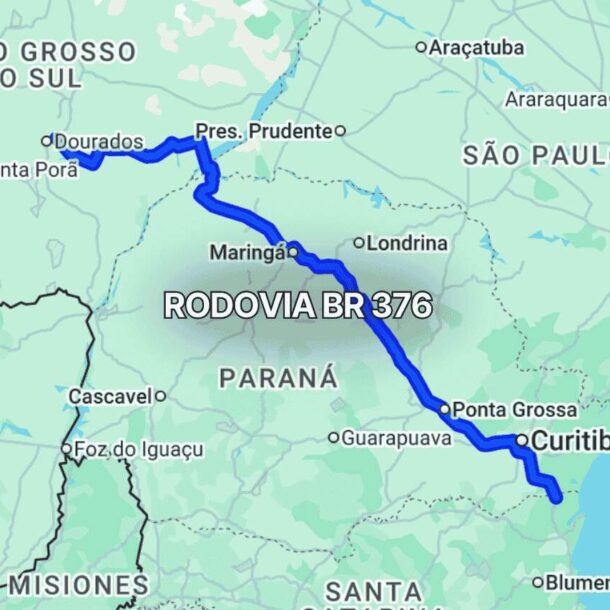 Mapa claro exibindo o trajeto da BR 376 no Brasil, com linha azul destacando a rodovia que liga Curitiba, no Paraná, a Garuva, em Santa Catarina, passando por áreas montanhosas, trechos urbanos e regiões de mata atlântica.