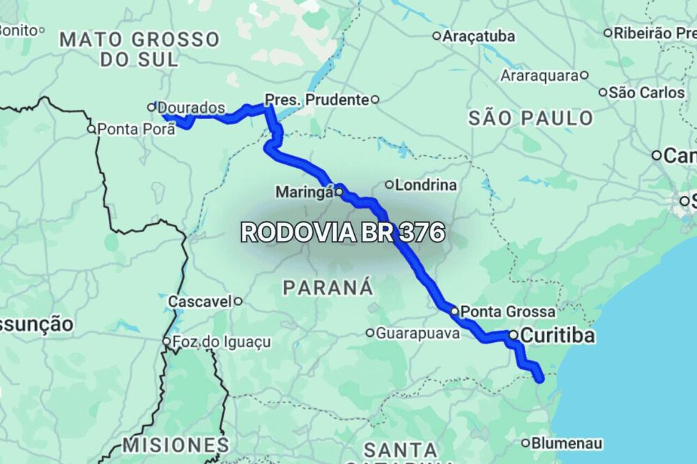 Mapa claro exibindo o trajeto da BR 376 no Brasil, com linha azul destacando a rodovia que liga Curitiba, no Paraná, a Garuva, em Santa Catarina, passando por áreas montanhosas, trechos urbanos e regiões de mata atlântica.