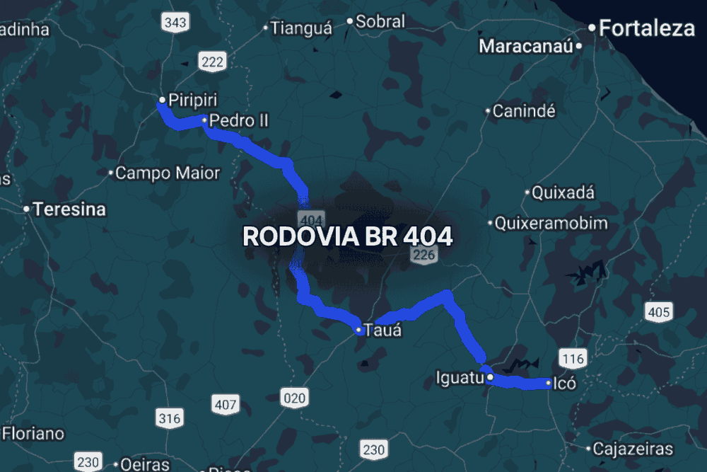 Mapa do nordeste brasileiro destacando a br 404 em azul, conectando Icó no Ceará a Piripiri no Piauí, passando por cidades como Iguatu, Tauá e Pedro II, evidenciando seu papel no transporte regional.