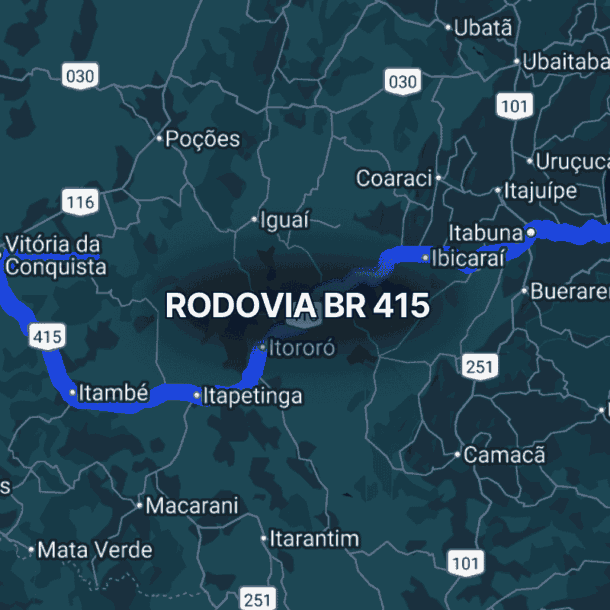 Mapa do sul da Bahia destacando a br 415 em azul, conectando Ilhéus no litoral a Vitória da Conquista no interior, passando por cidades como Itabuna, Ibicaraí e Itapetinga, importante rota estadual de transporte.