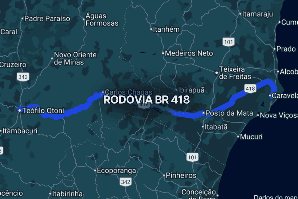 Mapa do leste brasileiro destacando a br 418 em azul, conectando Teófilo Otoni, em Minas Gerais, à cidade costeira de Caravelas, na Bahia, evidenciando sua função logística entre interior e litoral nordestino.
