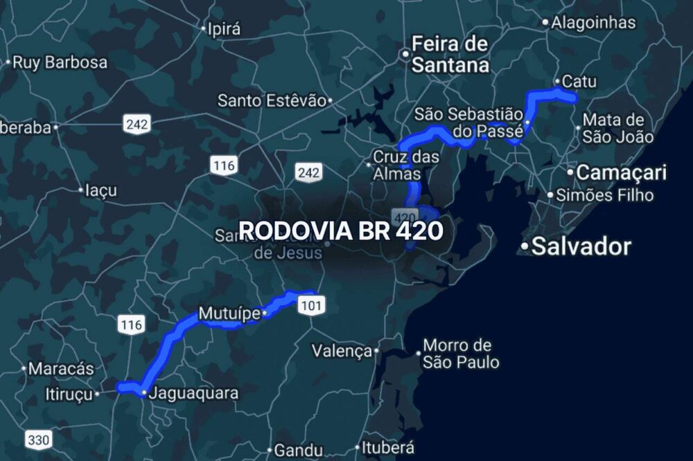 Mapa digital noturno mostrando o traçado da BR 420 na Bahia, Brasil, com linha azul destacando conexões entre cidades da região, rotas secundárias e entroncamentos com rodovias estaduais importantes.