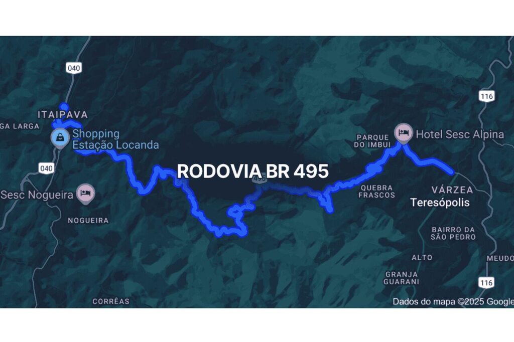 Mapa noturno destacando o trajeto da BR 495 no estado do Rio de Janeiro, Brasil, com linha azul conectando Teresópolis a Petrópolis, passando por áreas serranas e pontos turísticos importantes da região.