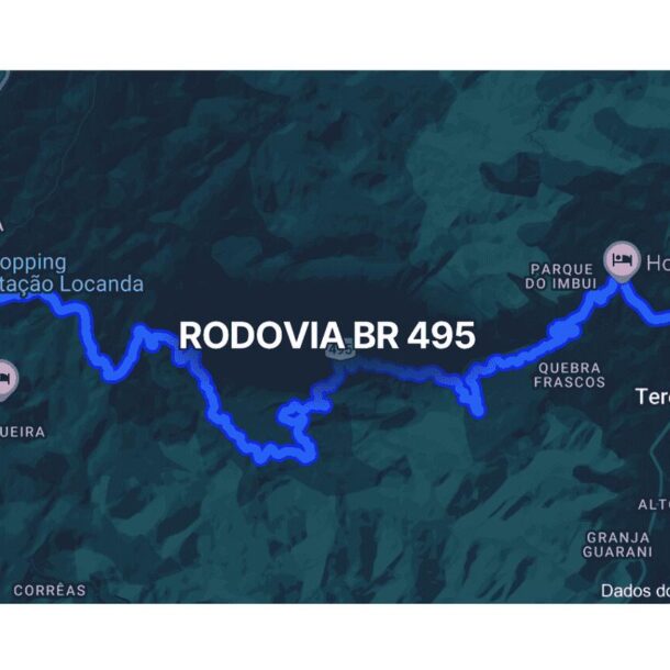 Mapa noturno destacando o trajeto da BR 495 no estado do Rio de Janeiro, Brasil, com linha azul conectando Teresópolis a Petrópolis, passando por áreas serranas e pontos turísticos importantes da região.