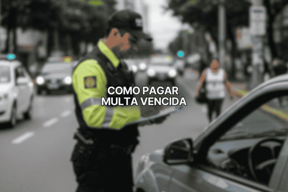 Agente de trânsito de uniforme amarelo e preto escreve uma notificação ao lado de um carro cinza parado em avenida movimentada, ilustrando o tema como pagar multa vencida com pessoas e veículos ao fundo.