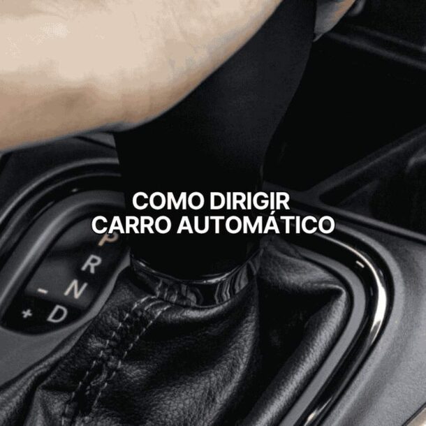 Mão no câmbio de um carro automático com foco nas marchas P, R, N e D, acompanhada da frase central “Como dirigir carro automático”.